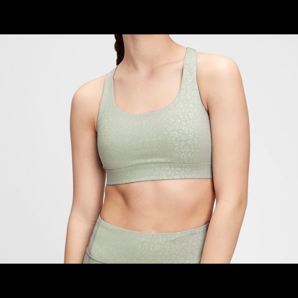 NWT GapFit Blackout Medium Impact Crossback Sports Bra